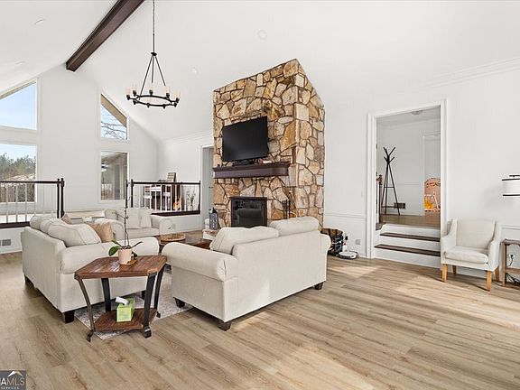 5th image of 589 Cooper Rd