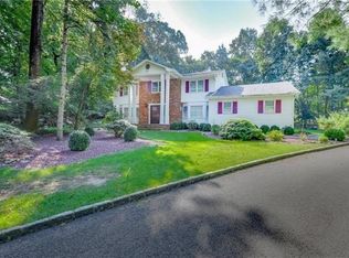 9 Ayr Ct, Airmont, NY 10901