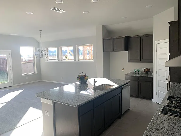1821 Leo Dr — Photo 5