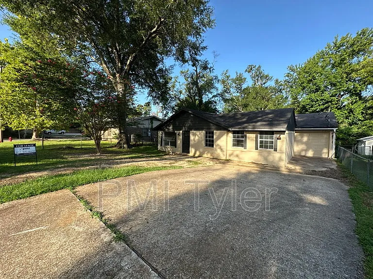 1538 N Hill Ave — Photo 2