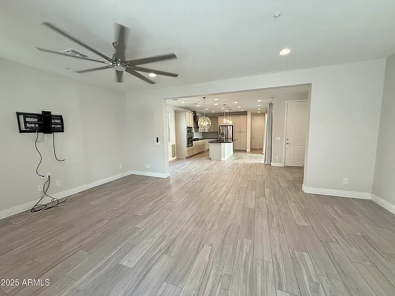 2366 W Gloria Ln — Photo 21