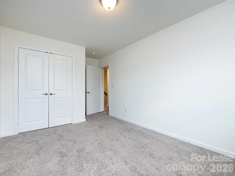 2436 Silverthorn Dr — Photo 32