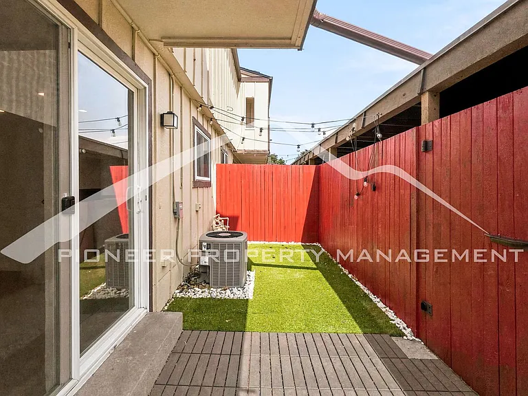 1827 Quail St #10 — Photo 10