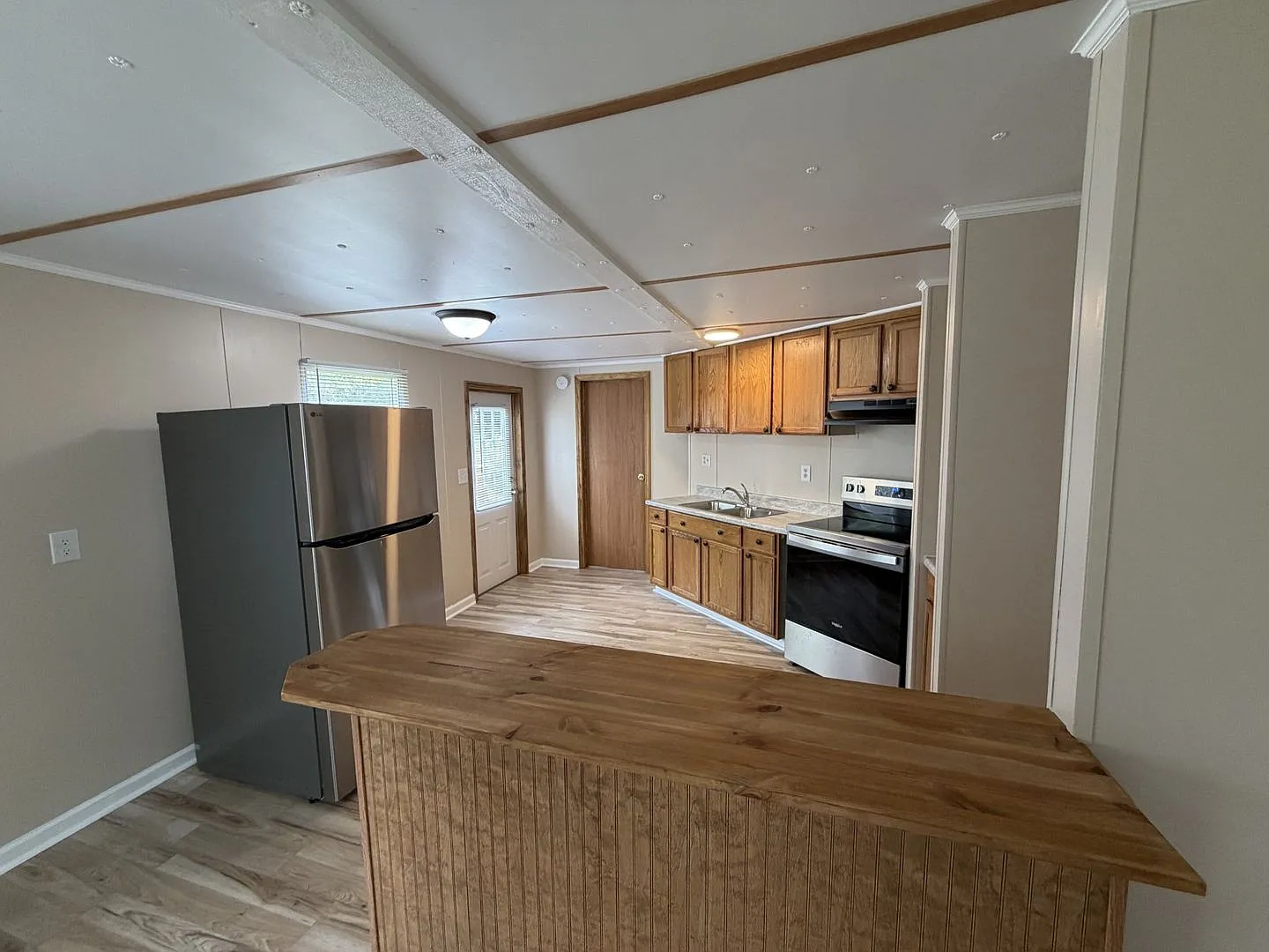 Beautifully Remodeled - 2 Bed/2 Bath Home - Brand New Appliances - Versatile 3rd Room - Close to ... — Photo 4