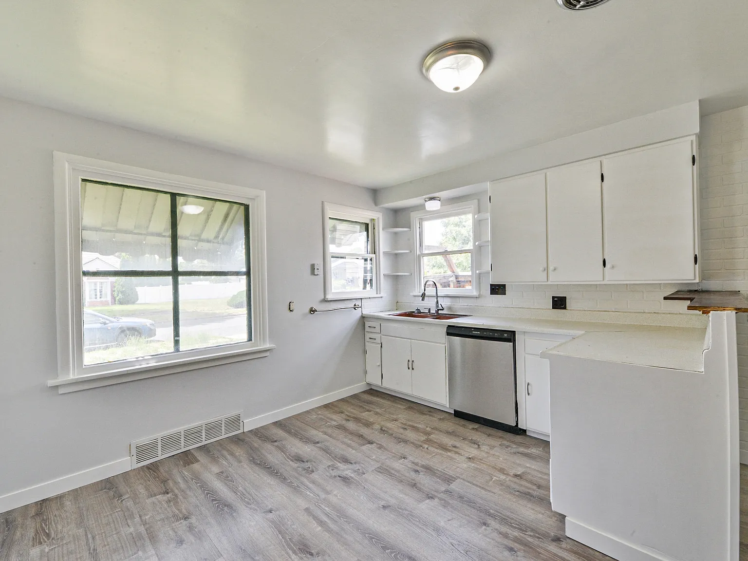 4702 N Post St — Photo 3