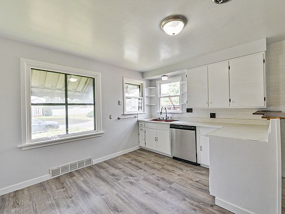 3rd image of 4702 N Post St