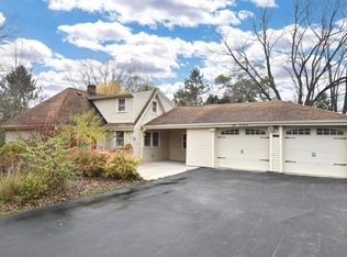 N69W13556 Harding Dr, Menomonee Falls, WI 53051