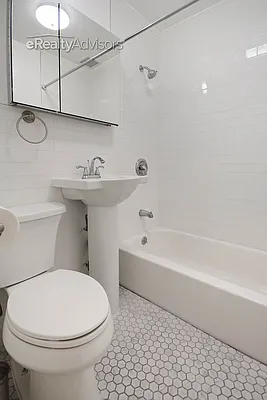 Rented by eRealty Advisors USA Inc | media 5
