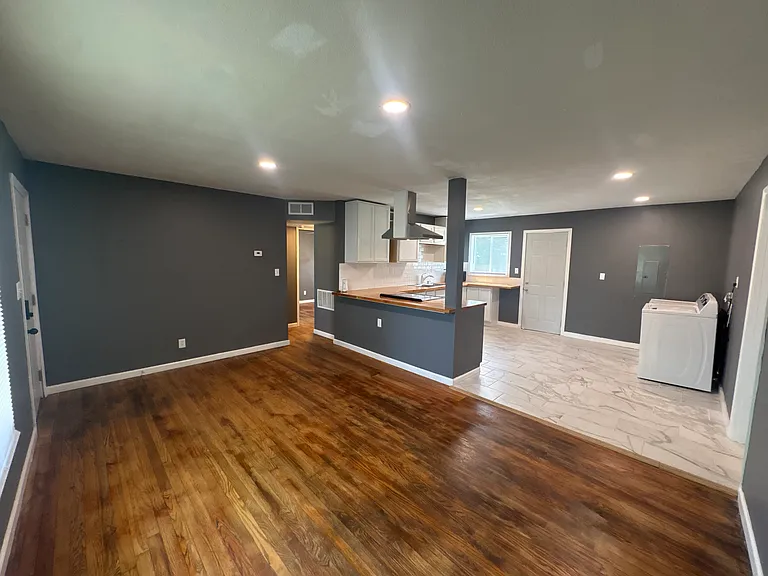 2605 Oak Grove Rd — Photo 2