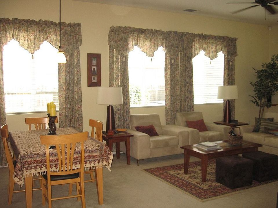 Living Room/ Dining Area