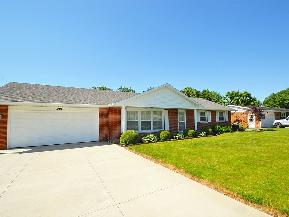 1st image of 3201 E Chesterfield Ln