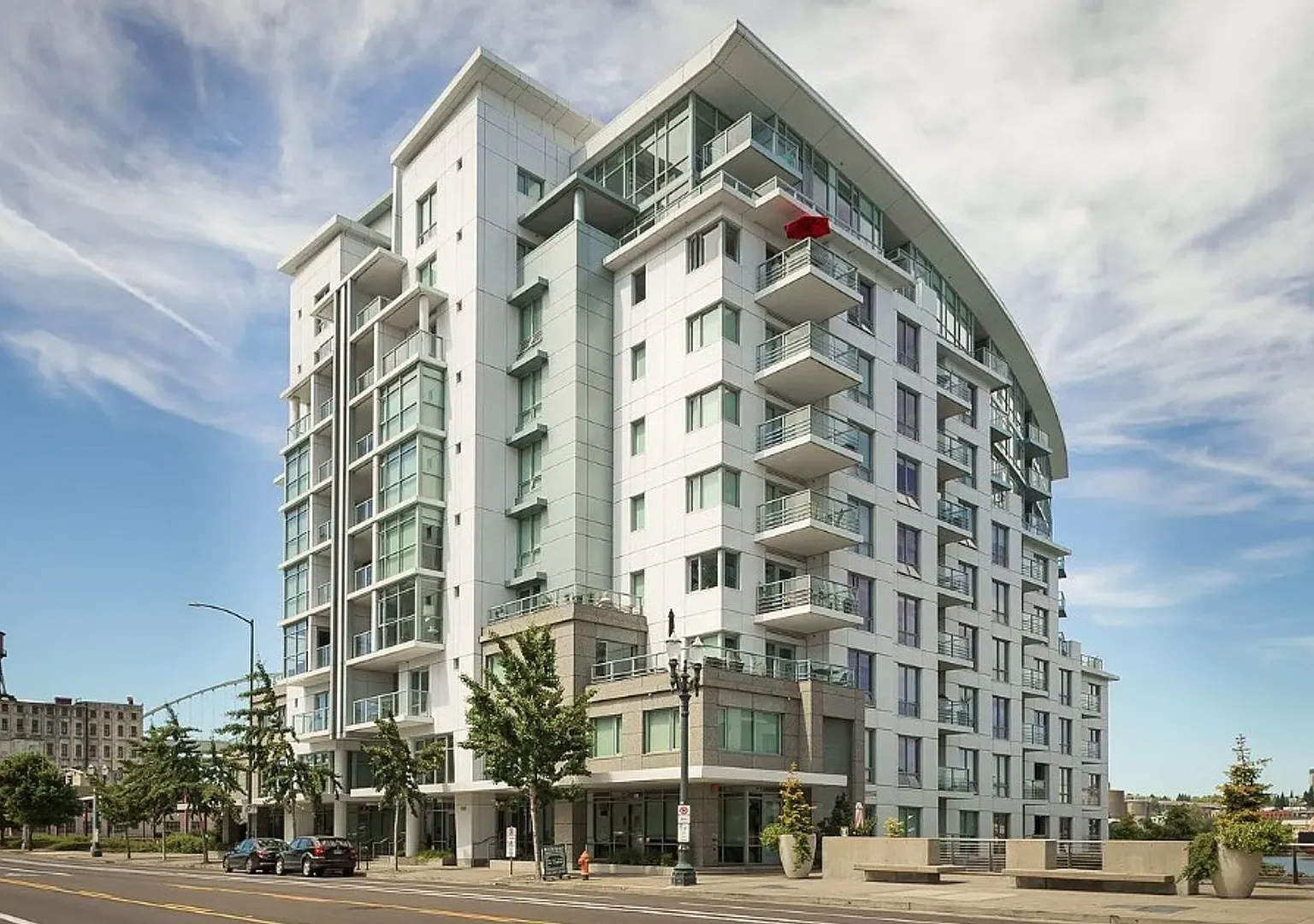Waterfront Pearl Condo with Sweeping River & Bridge Views — Photo 1