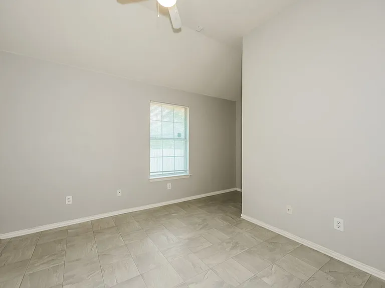 5017 Eastcreek Dr — Photo 13