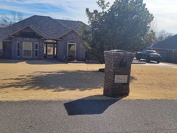 2nd image of 204 S Wyndemere Lakes Dr