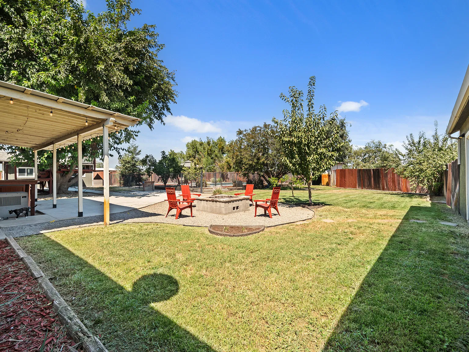 4 bed, 1372 sqft, $3,200 — Photo 2