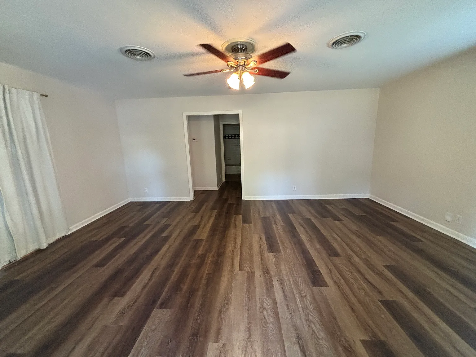1 bed, 820 sqft, $1,100 — Photo 3