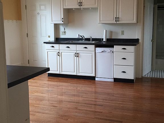 4th image of 151 Sandwich St #2