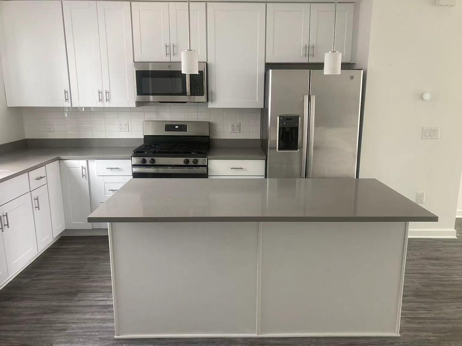 3 bed, 2100 sqft, $3,300 — Photo 2