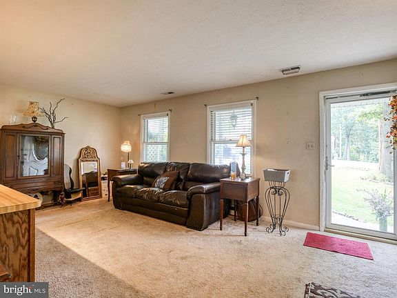 3rd image of 112 Grove Ct