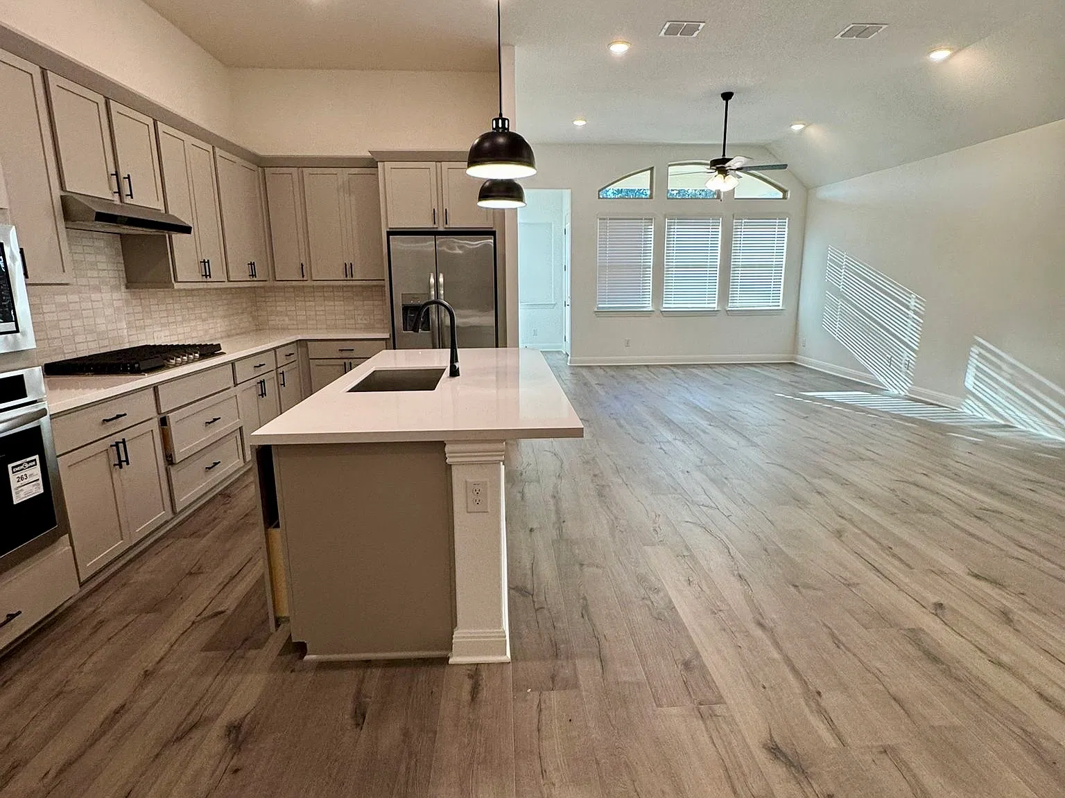 5 bed, 2170 sqft, $2,950 — Photo 2