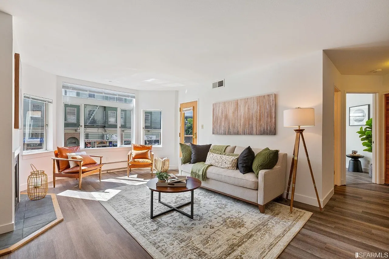 1 bed, 834 sqft, $6,899 — Photo 3