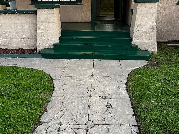 2nd image of 706 W 52nd St