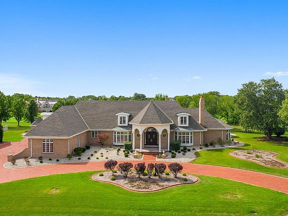 2nd image of 1024 Killarney Dr