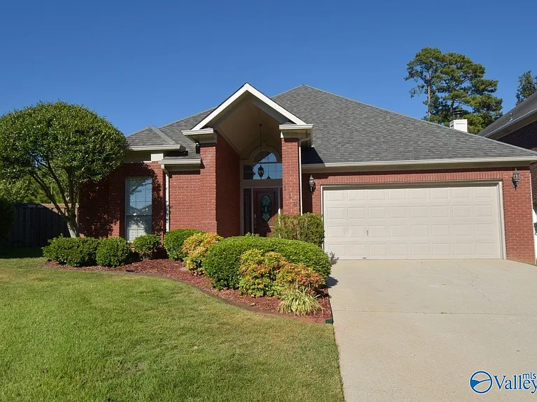 118 Canterbury Dr — Photo 1