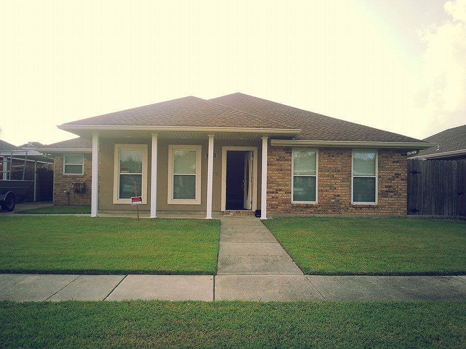 1st image of 2716 Woods Dr