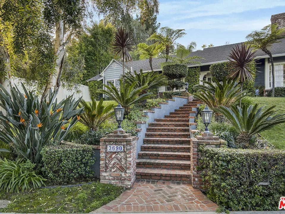 3690 Crownridge Dr