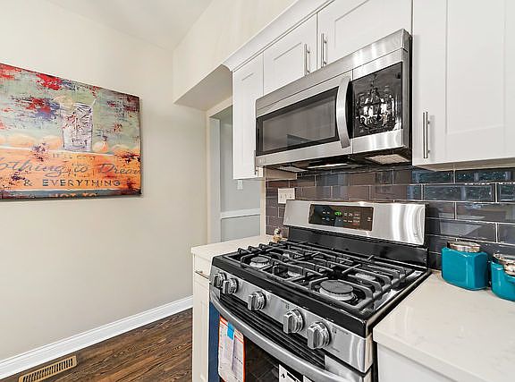 4th image of 2339 Clarence Ave