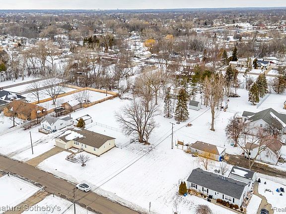 3rd image of 2983 Dashwood Dr
