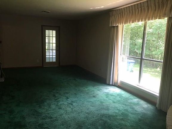 4th image of 710 Oak Ln