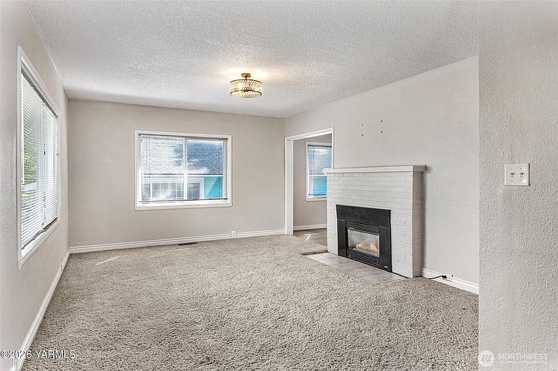 3rd image of 218 S 15th Avenue