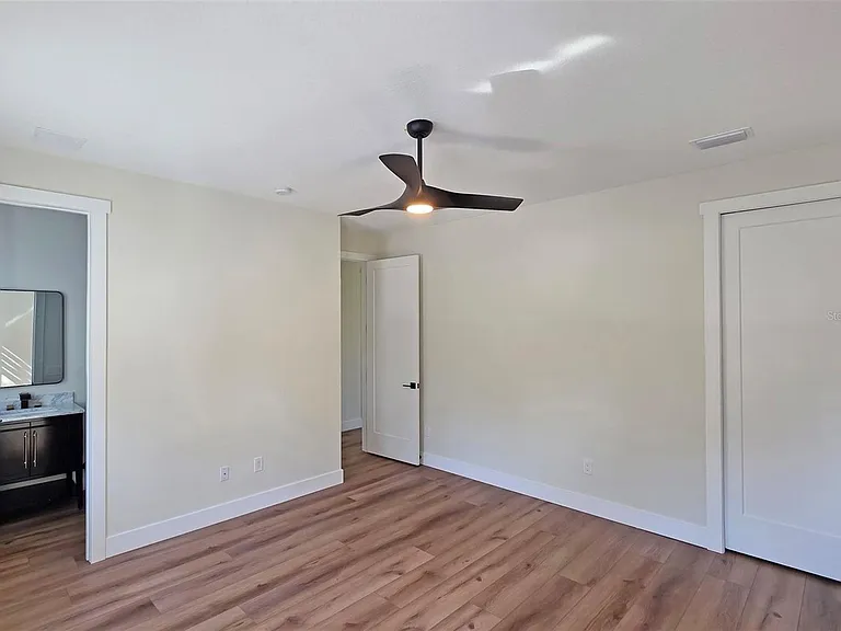2475 Bay St — Photo 43