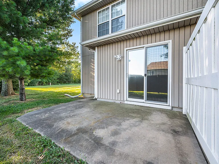 801 SW Peach Tree Ln — Photo 22