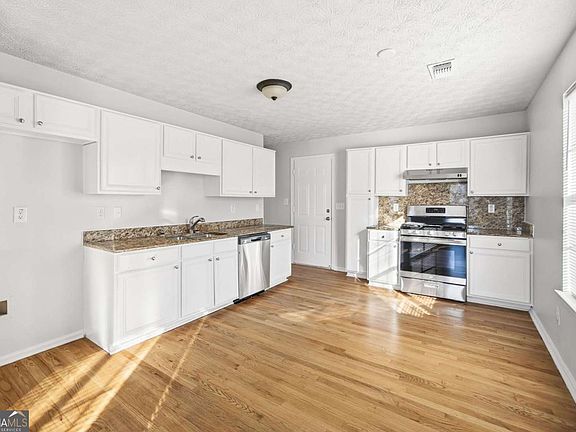 3rd image of 1237 Ling Way