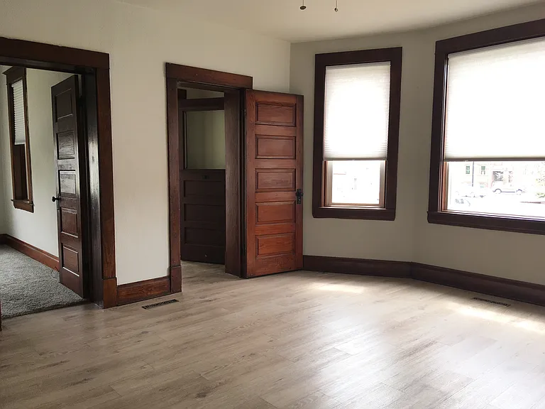 106 1st Ave NE — Photo 3