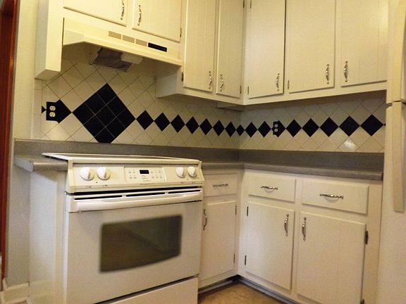 Ceramic Tile Backsplash Provides Easy Clean Up