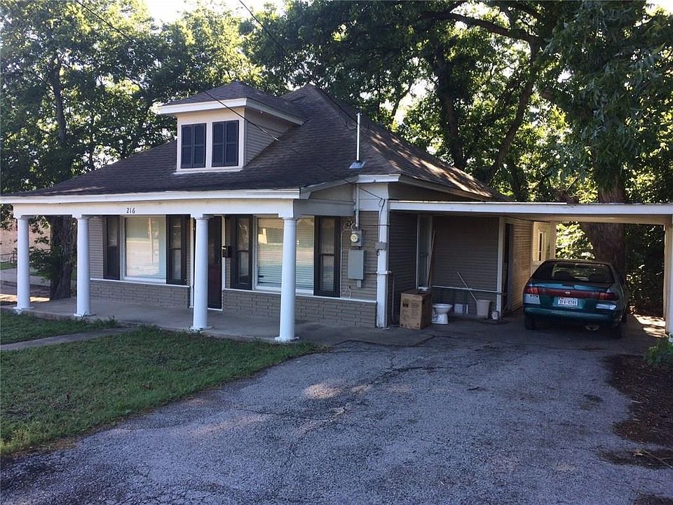 1st image of 216 N Waco St