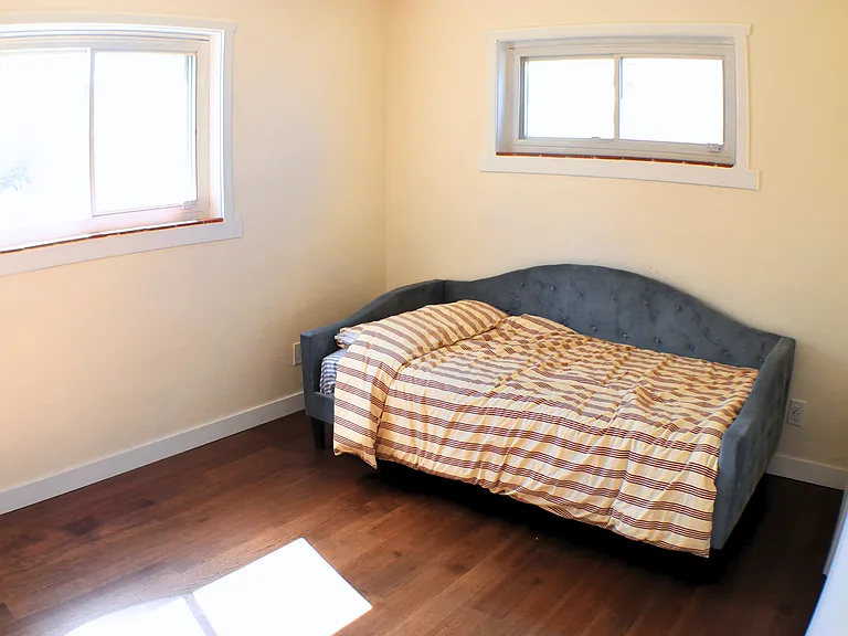 smaller bedroom, twin bed