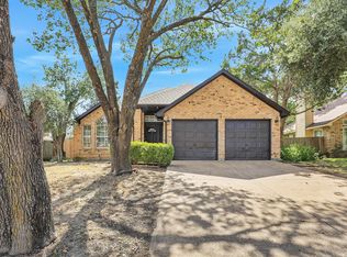 823 Shady Brook Ln, Cedar Hill, TX 75104