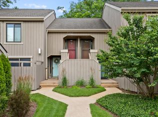 1285 Oak Hill Rd APT D, Lake Barrington, IL 60010