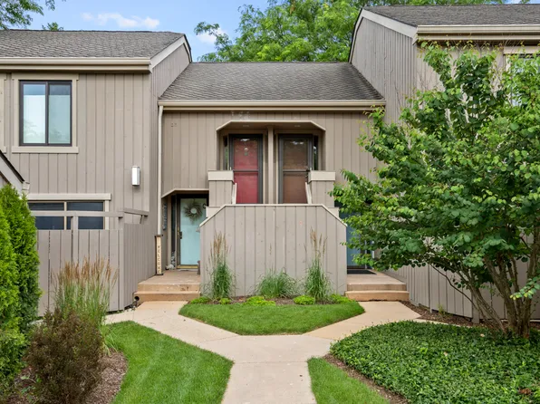 1285 Oak Hill Rd APT D, Lake Barrington, IL 60010