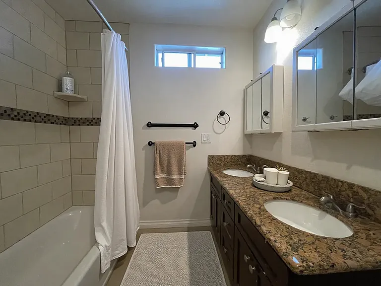 3439 S Catalina St - USC student housing — Photo 13