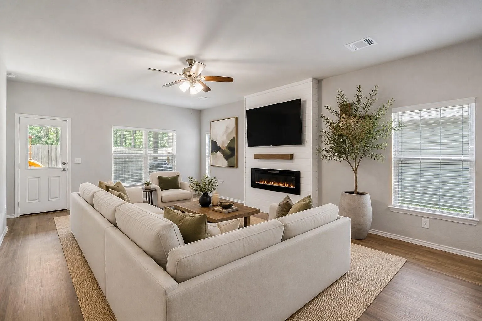 4 bed, 2.5 bath, 2432 sqft, $2,200 — Photo 2