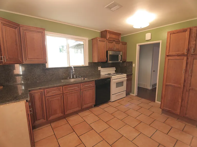 10044 Woodley Ave — Photo 8