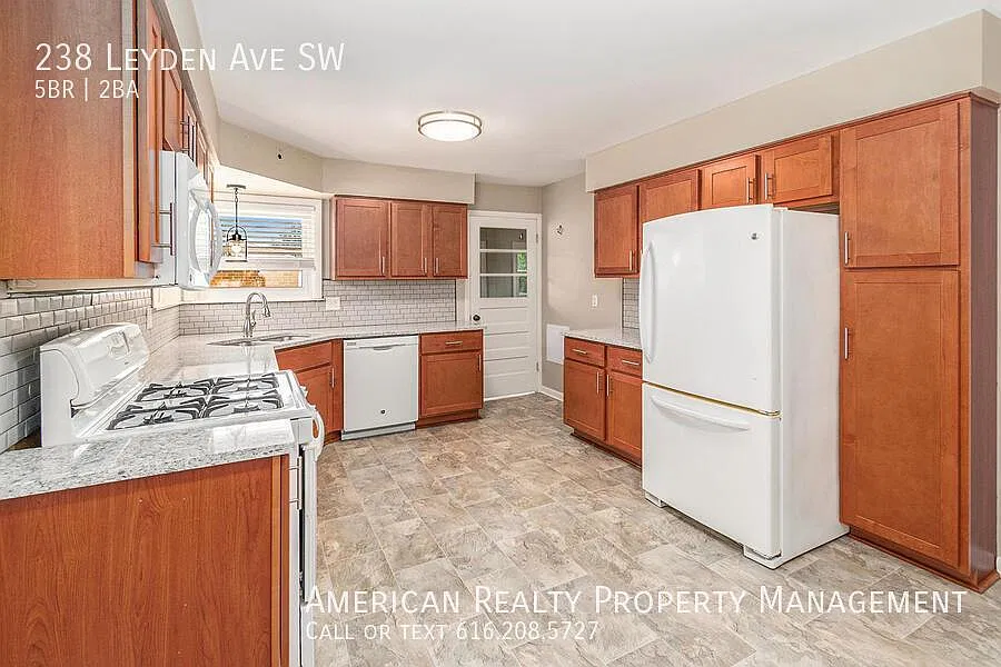 5 bed, 1900 sqft, $3,000 — Photo 3