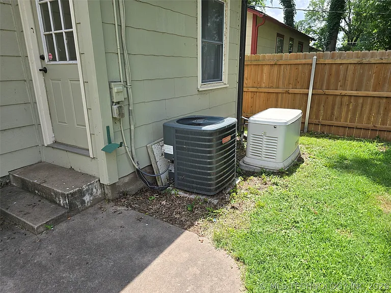 237 E 45th Pl — Photo 21