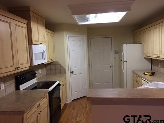3rd image of 6070 Creekside Cir